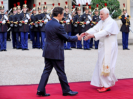 Саркози се обяснява на папата за циганите 