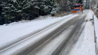 Близо 300 снегопочистващи машини обработват пътните настилки в районите със