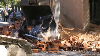 В пловдивския квартал Столипиново багер разруши незаконно построените постройки информира