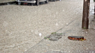 Поройни дъждове заляха Бургас и Варна