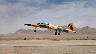 Иран представи първия си собствен изтребител на военно шоу в