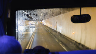 Десетки пътници бяха евакуирани от двуетажен автобус в тунела Монблан