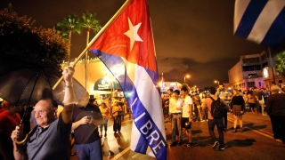 Обама подаде "приятелска ръка" на кубинците след смъртта на Фидел Кастро