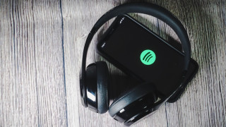 Шведският гигант за стрийминг на музика Spotify обяви че съкращава