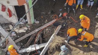 Вулканът Ибу в Индонезия изригна в понеделник сутринта изхвърляйки стълбове