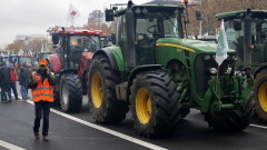 Земеделци протестират в Париж срещу забраната на пестициди