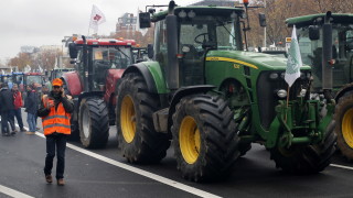Френски фермери докараха стотици трактори в Париж рано в сряда