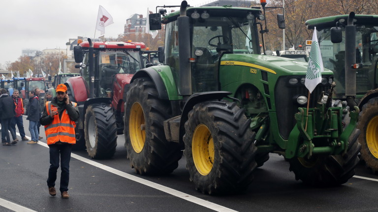 Френски фермери докараха стотици трактори в Париж рано в сряда,