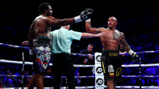 Дилиън Уайт спечели по точки двубоя си срещу Оскар Ривас