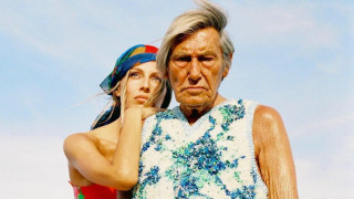 Той е изтънчен с бронзов загар непринудено готин и е