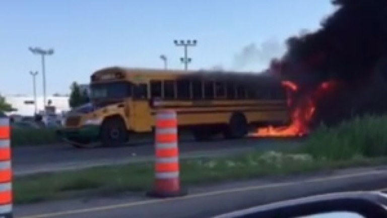 Два училищни автобуса катастрофираха в Канада