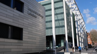 Епидемиологът чиито модели силно повлияват на британското правителство да наложи