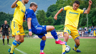 Българският полузащитник Георги Костадинов изгледа от трибуните победата на АПОЕЛ