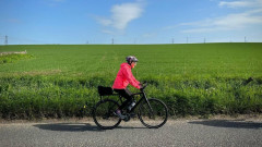 85-годишната жена, която не се притеснява да кара колело хиляди километри