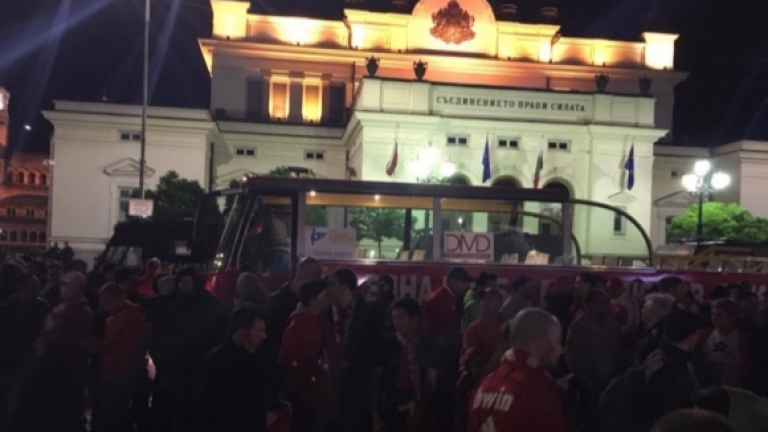 Червеният автобус потегли, второ шествие на ЦСКА за деня