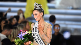 22 годишната Деми Лей Нел Петерс стана притежателка на титлата Мис Вселена за