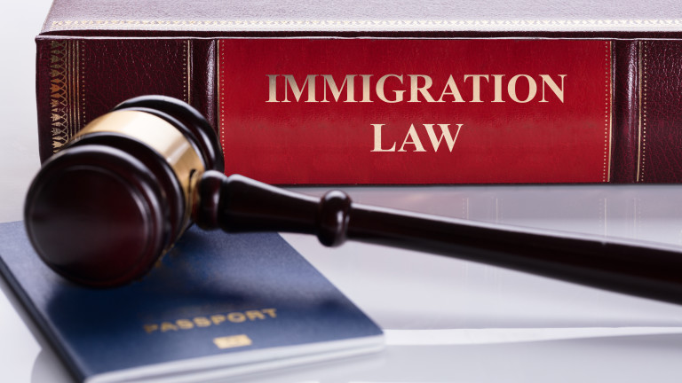 Съдия блокира решение на Байдън за спиране на депортацията на мигранти