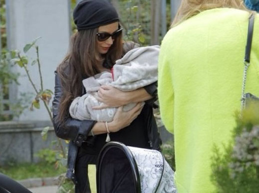 Диляна Попова кръщава бебето