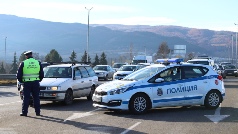 Полицията в Бургас откри 28 мигранти, сред тях и две бременни жени
