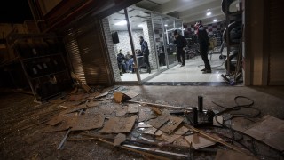 Най малко един човек е загинал а 13 са ранени от