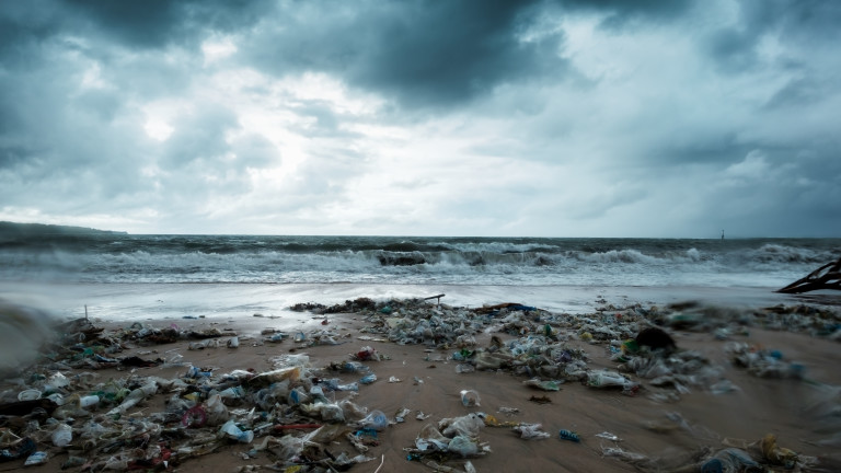 Замърсяването на моретата с пластмаса ни излиза прескъпо