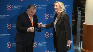 Крайнодесните лидери в Европа продължават да флиртуват но все още