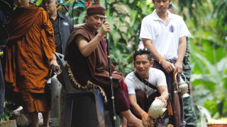 Преди началото на операцията по извеждане на 12 ученика и