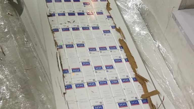Митничари откриха 7000 кутии контрабандни цигари в плоскости за мебели