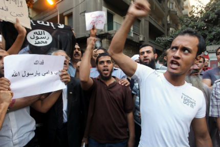 Сблъсъци между демонстранти и полиция пред US-посолството в Кайро
