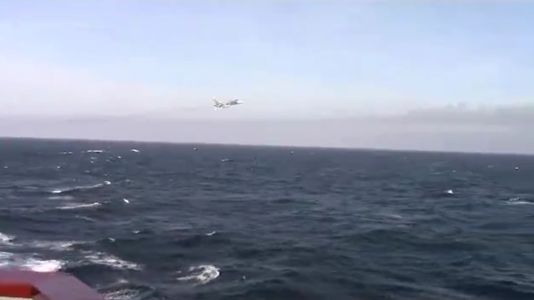 Руски изтребител се заиграва с американски разрушител в Черно море