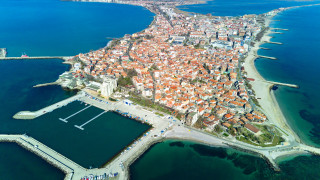 Беше топла юлска утрин когато пристигнахме в Поморие Морето блестеше