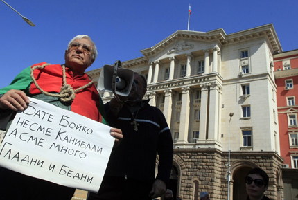 "Бате Бойко, не сме канибали, а сме много гладни", викат пенсионери пред МС 