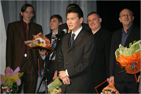 Илюмжинов остава президент на Международната федерация по шахмат
