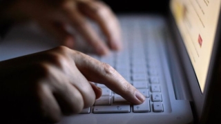 Повдигнаха обвинение на хакер, изнудвал жена във Фейсбук за голи снимки