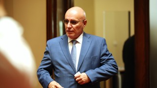 След вял дебат, но със 155 гласа Димитър Радев остава начело на БНБ