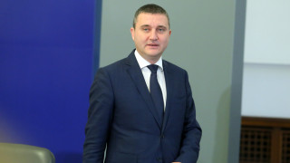 Мая Манолова се вози в служебен автомобил с шофьор на НСО но