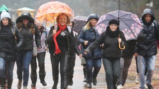 Манолова зове да дарим на възрастните за Великден
