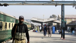 Петима пакистански войници и 25 бойци загинаха при сблъсъци близо