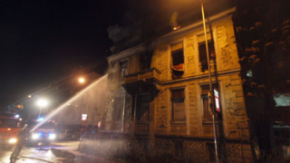 Запалена къща задръсти центъра на Варна 