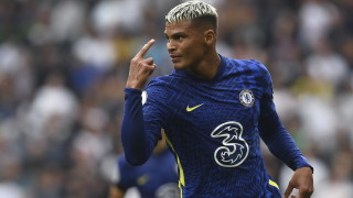 Един от основните стълбове в защитата на Челси Тиаго Силва