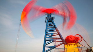 Цените на петрола умерено спадат в понеделник след като се