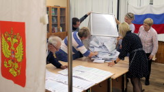 Арестуваха жена, изляла зелена боя в избирателна урна в Русия