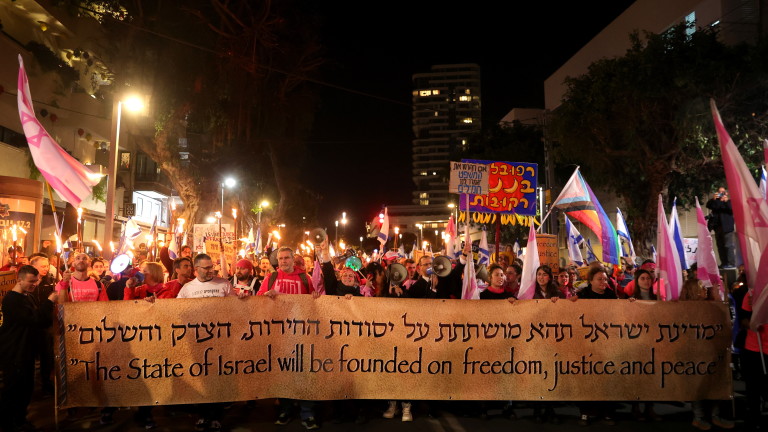 Десетки хиляди протестиращи излязоха по улиците на Израел в събота