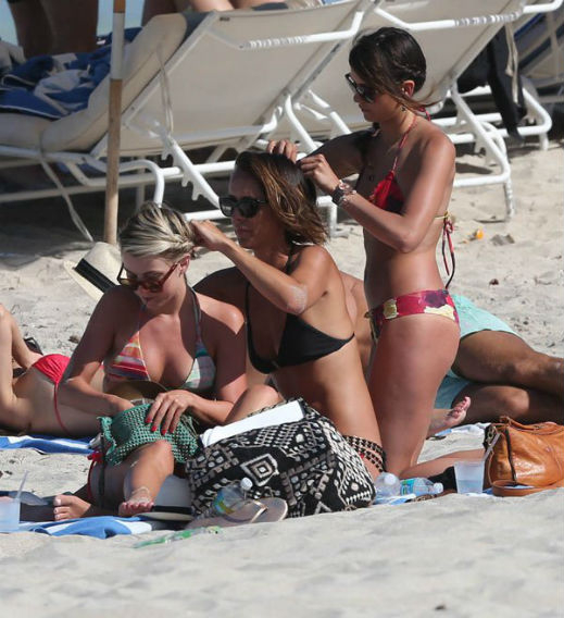Нина Добрев се заигра с приятелки на плажа (Снимки)