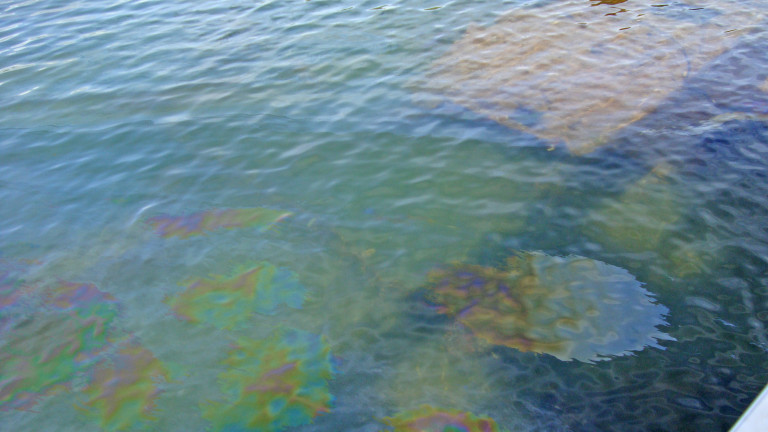 Разлив на нафта на плажа в Китен