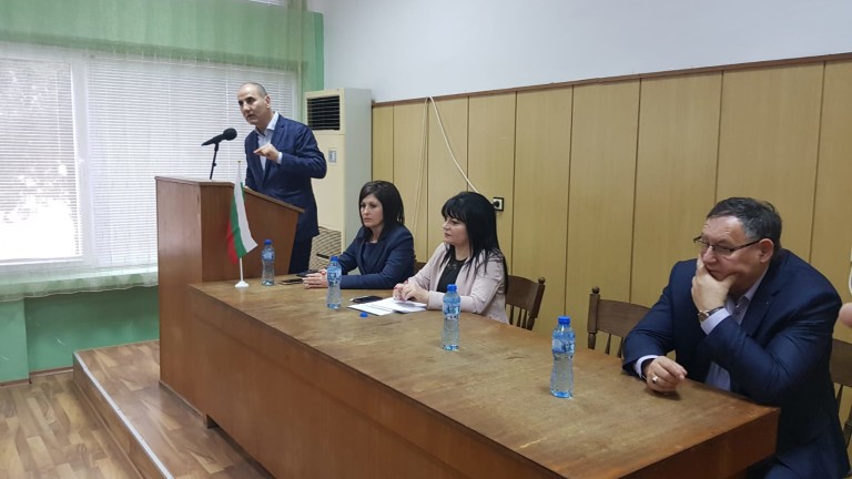 Цветанов иска българите да гласуват за резултати, а не компромати