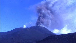 Вулканът Етна изригна отново, затвориха две летища