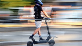 Прага ще забрани наемането на електрически тротинетки от януари 2026 г като