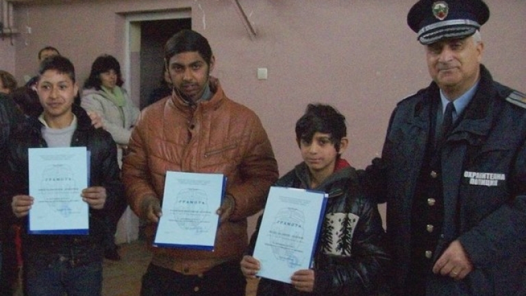МВР награди трима ученици от Ямбол, помогнали да хванат крадец 