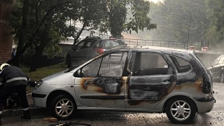 Лек автомобил пламна по време на гръмотевична буря която се
